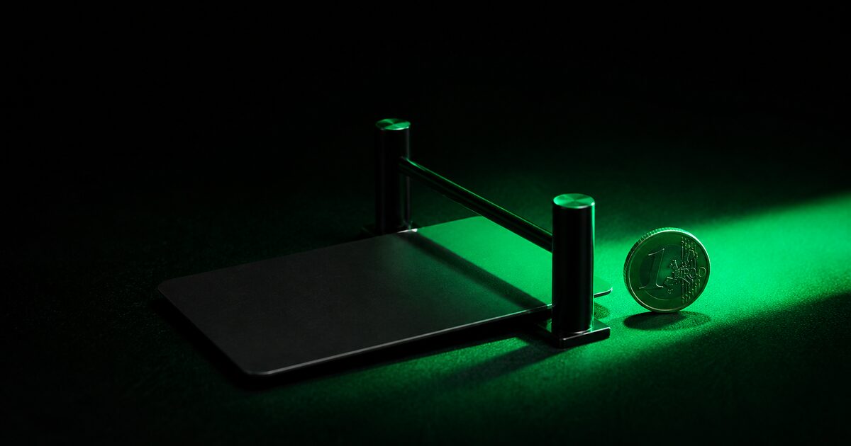 Cartão publicitário preto a atravessar um controlo de fronteira junto a uma moeda de euro, iluminados a verde: a chegada do ChatGPT Ads à Europa